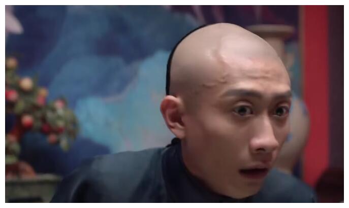 但可能是因为太瘦,做夸张一点的表情的时候额头青筋暴起,尤其是辫子头