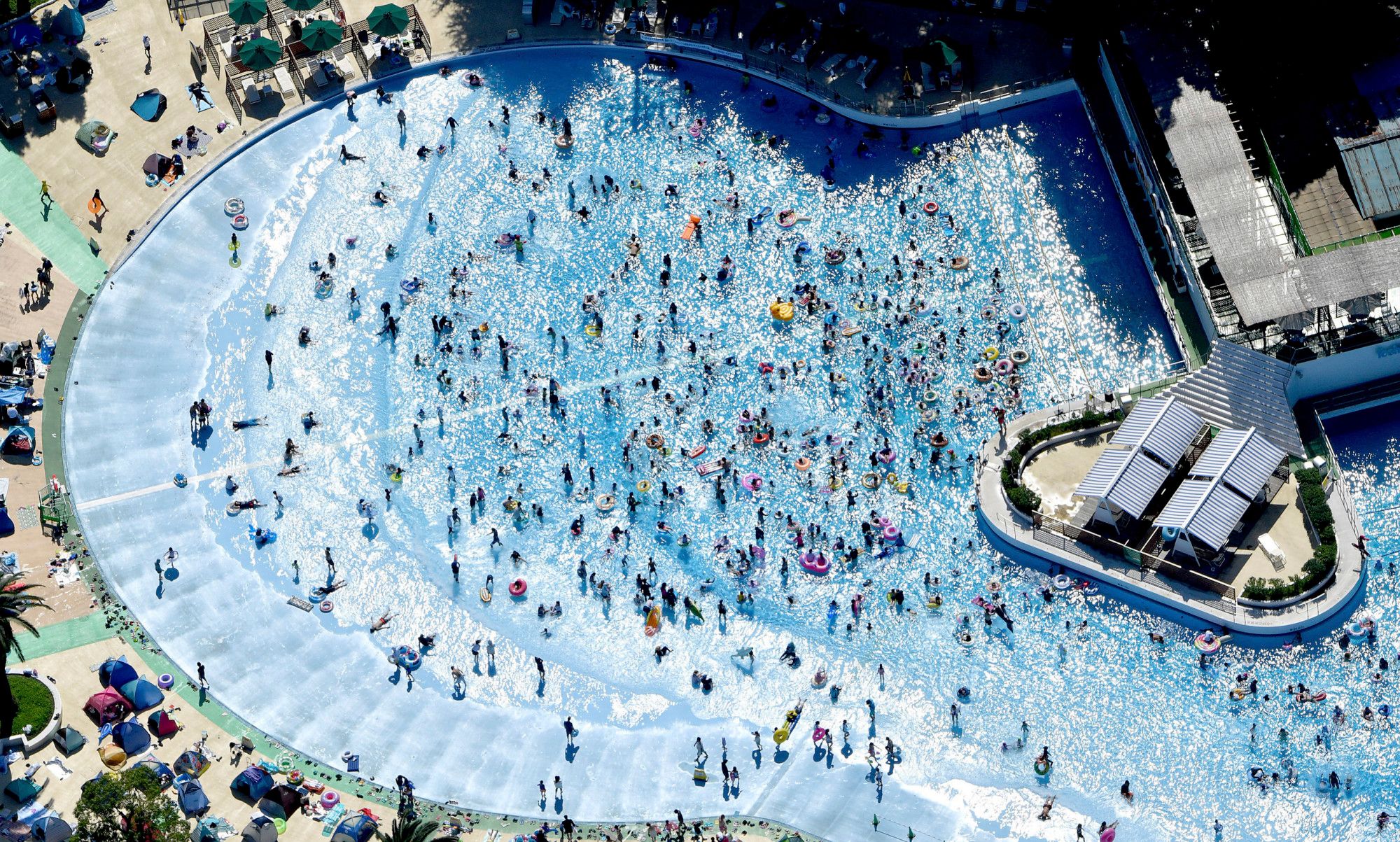 热浪席卷日本 游乐园泳池人山人海犹如"下饺子"_高清图集_新浪网