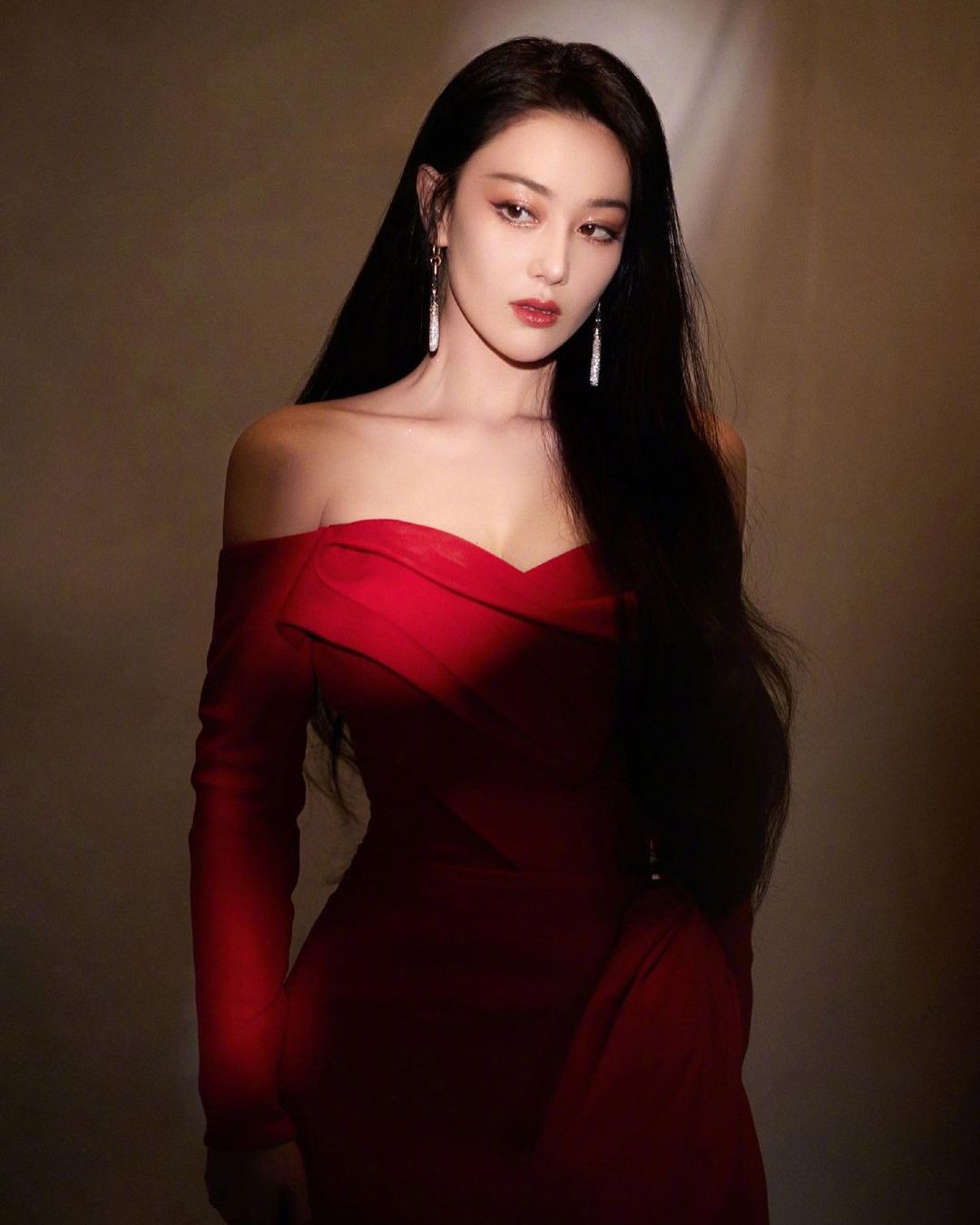 张馨予红色礼服勾勒出性感身姿,魅惑眼神女神范儿十足!__财经头条