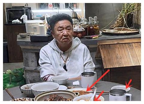 一群人聊天,喝酒,吃饭,都是些家长里短,但是粉丝们却十分喜欢看于谦