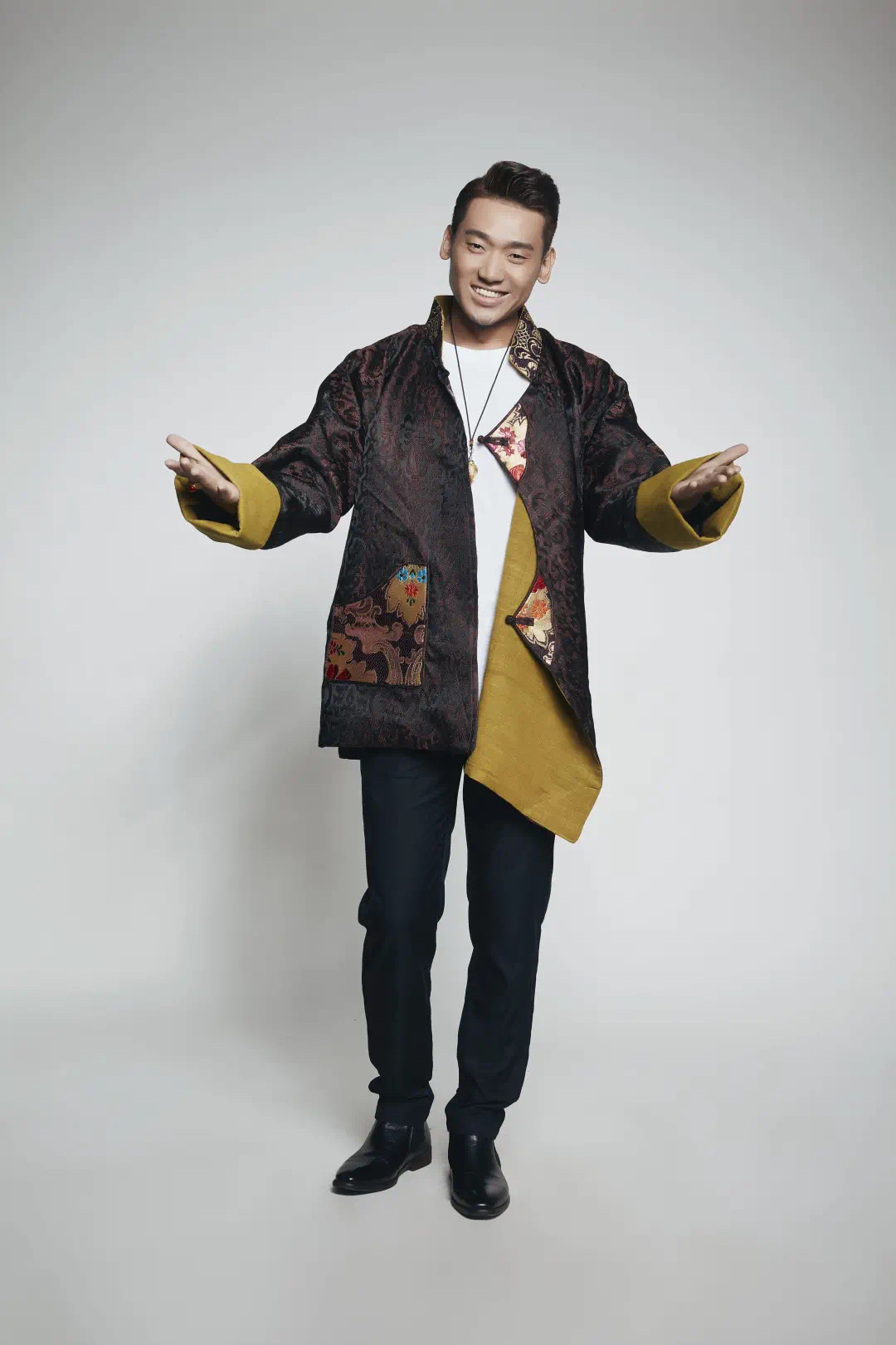 藏族歌手扎西平措分享音乐理念展现民族音乐魅力