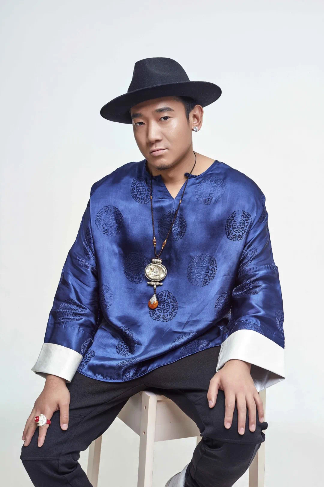 藏族歌手扎西平措分享音乐理念展现民族音乐魅力