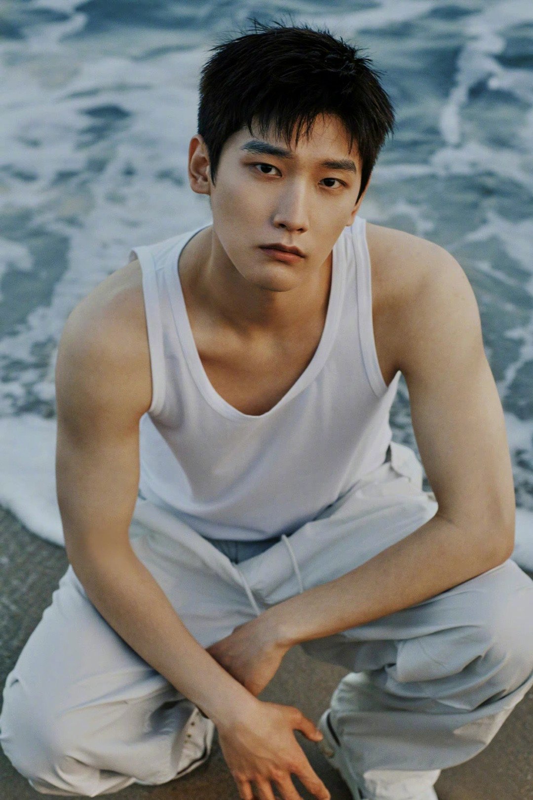 邢昭林海边写真白背心清爽帅气展现超强可塑性
