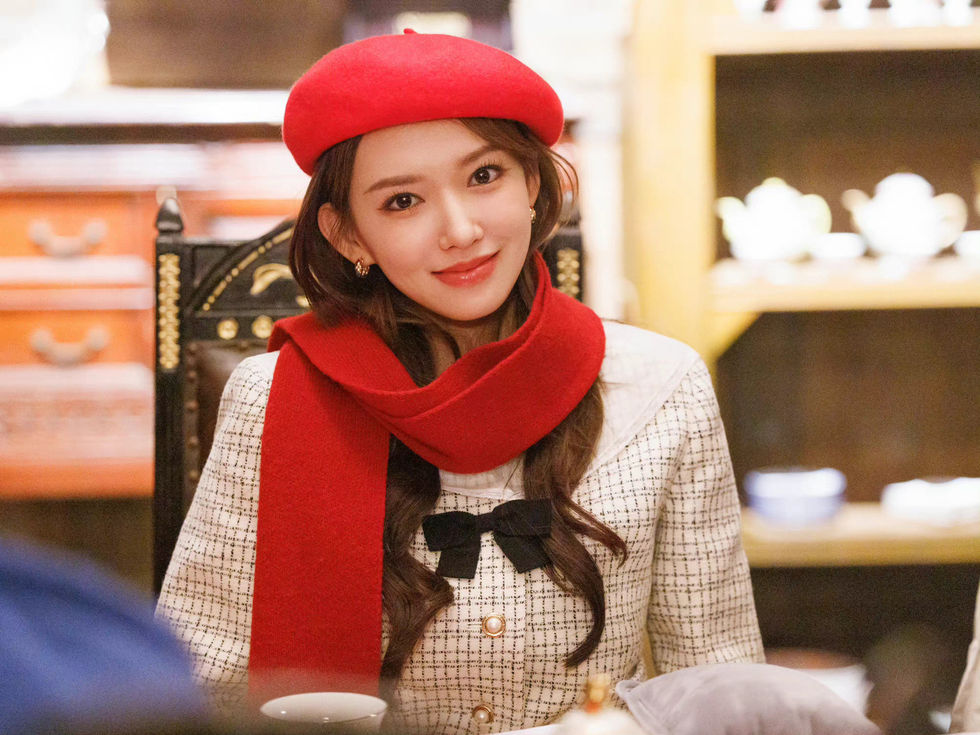 程潇红色贝雷帽造型美丽温柔颜值绝美新年开启美好奇遇