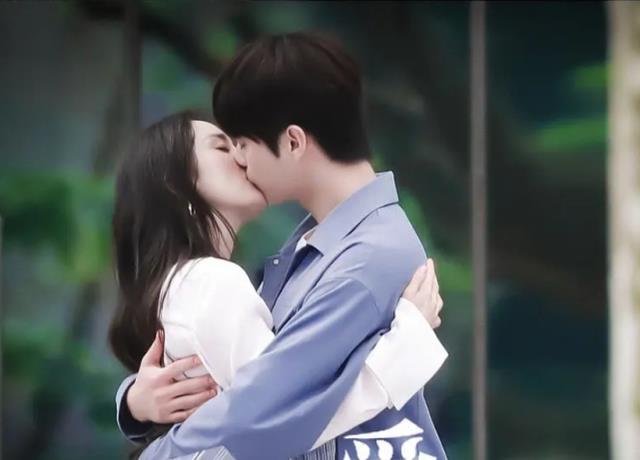 杨幂许凯二八定律曝路透深情一吻氛围感拉满画面堪比海报