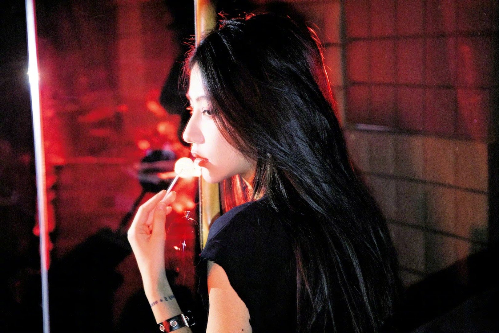 袁一琦最新写真黑色穿搭又酷又帅甜酷朋克少女