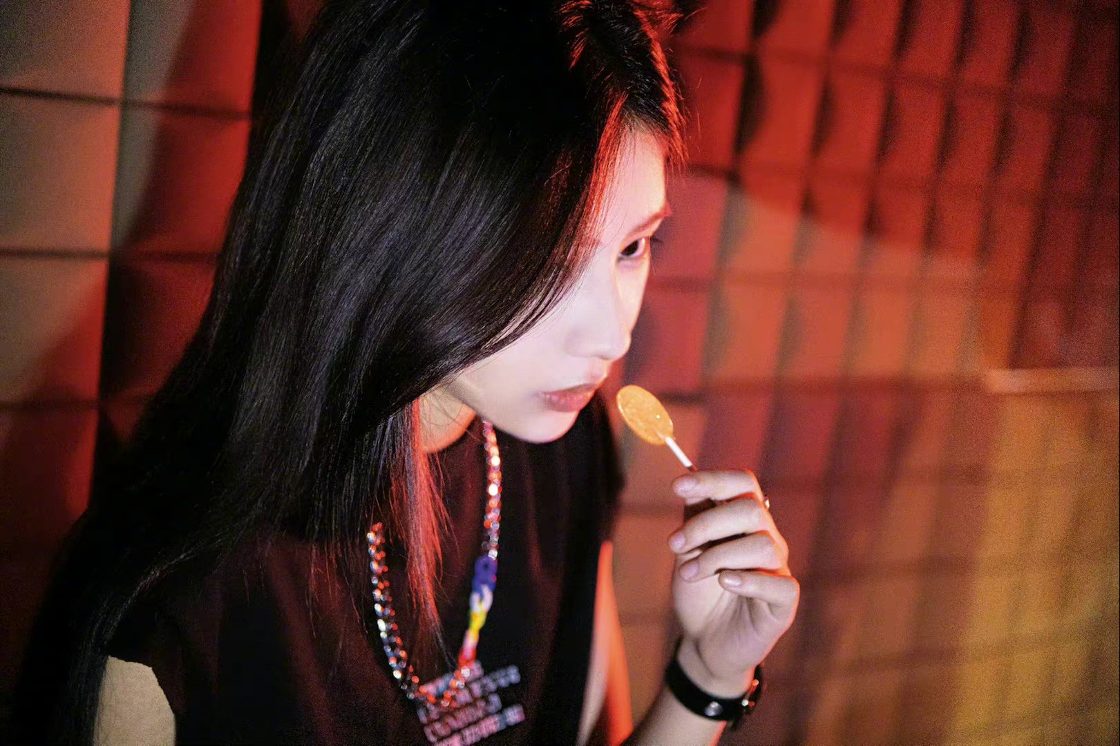 袁一琦最新写真黑色穿搭又酷又帅甜酷朋克少女