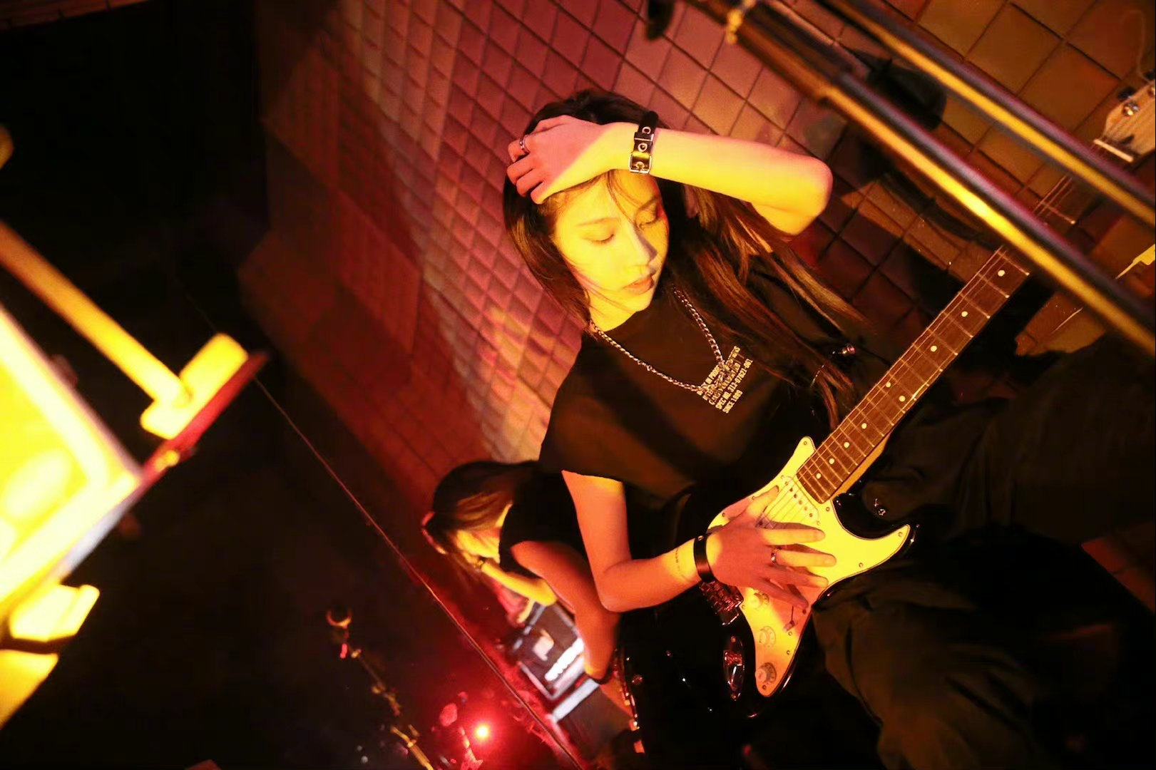 袁一琦最新写真黑色穿搭又酷又帅甜酷朋克少女