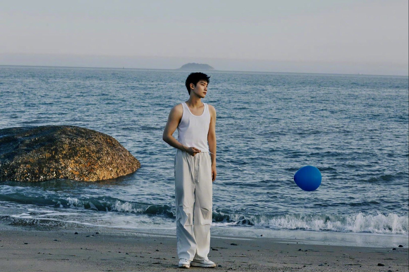 邢昭林海边写真白背心清爽帅气展现超强可塑性