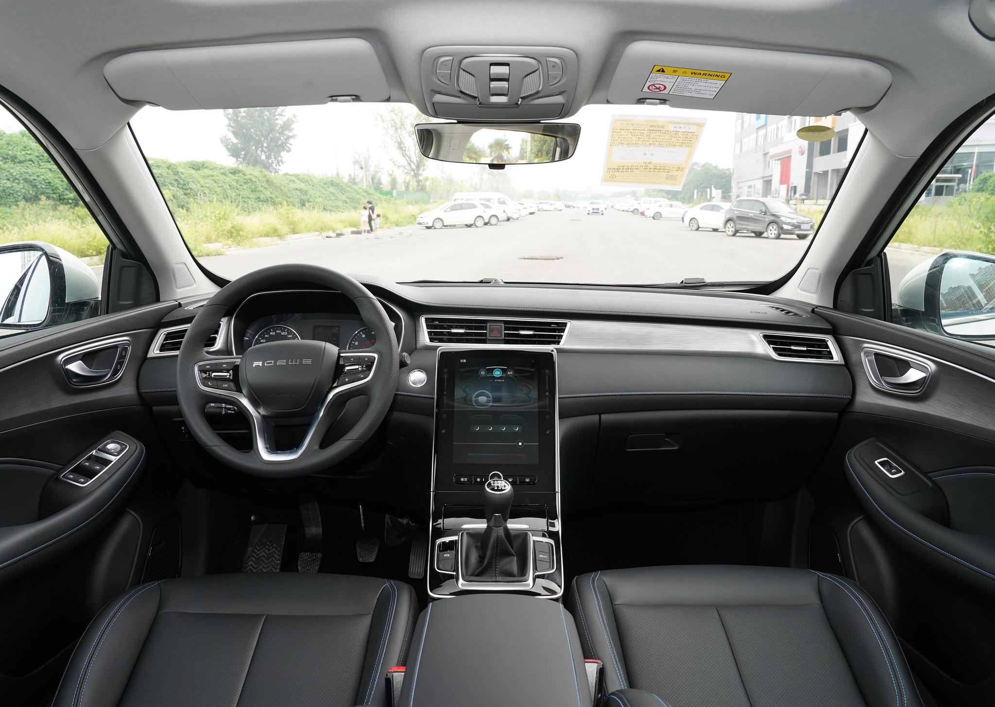 内饰上,荣威rx5plus取消了繁杂花哨的堆                    种居家且