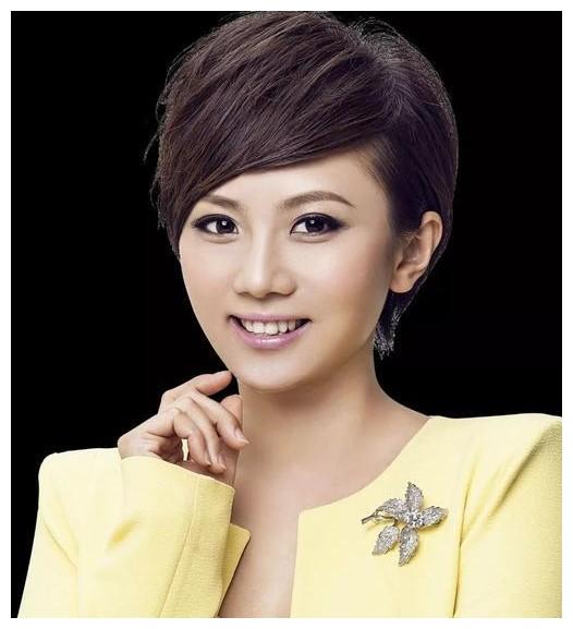 为了多陪伴年幼的女儿,美女主持人李静雯选择离开了《今日关注》