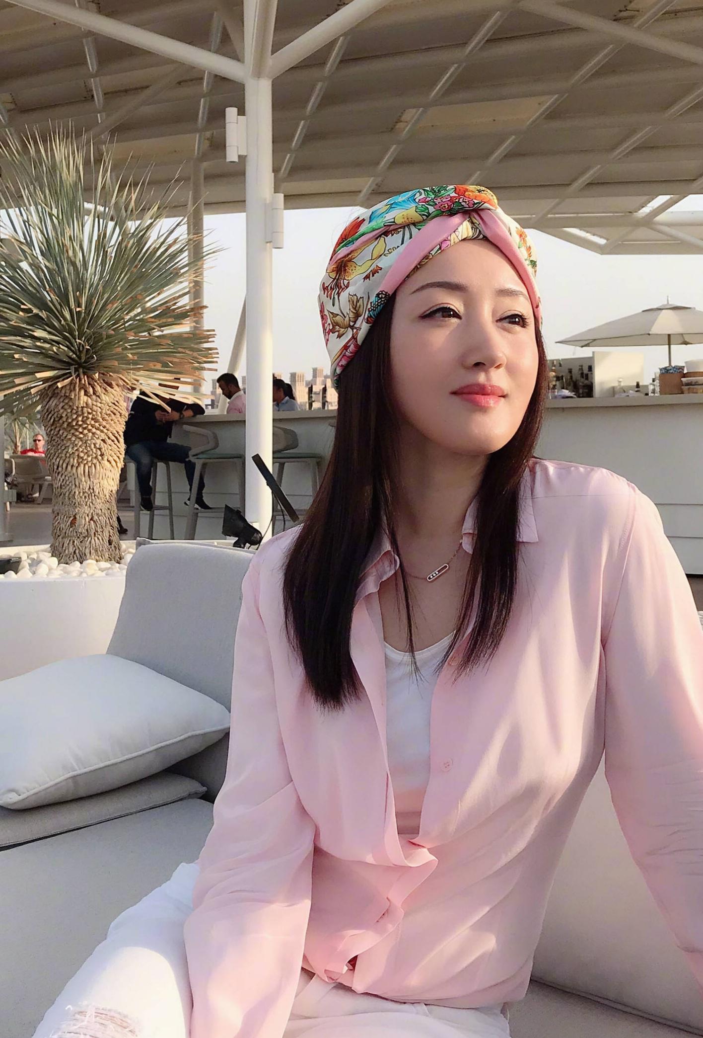 杨钰莹很喜欢穿一些带有中国风采的服装,这样的衣服会让她的女人味