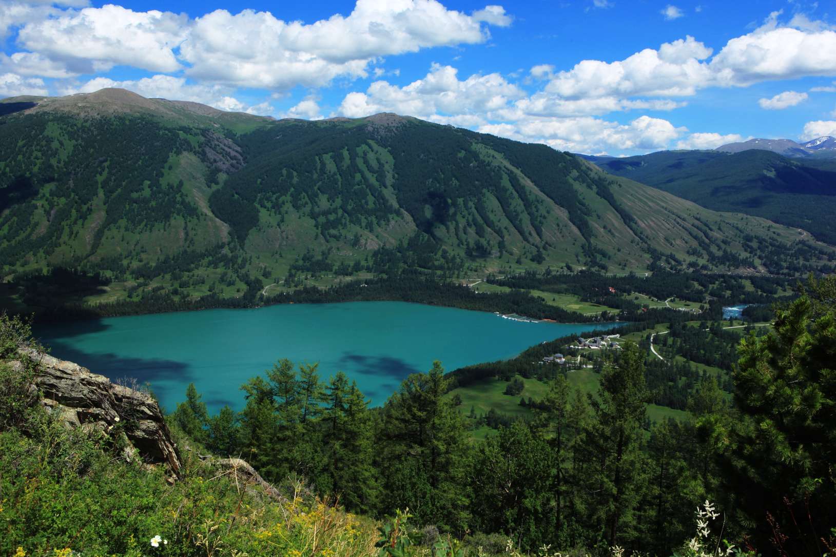 探访喀纳斯翡翠般的湖泊镶嵌在山谷之间飘散着童话般的色彩