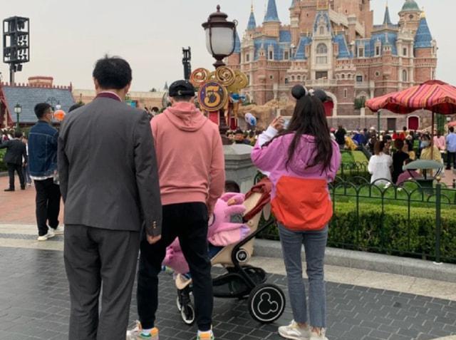 马龙一家三口罕见同框妻子长相漂亮身材好儿子怀里抱超大娃娃