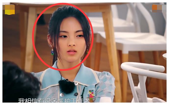 杨超越卸妆素颜曝光脸色蜡黄老了十岁又是中餐厅的锅