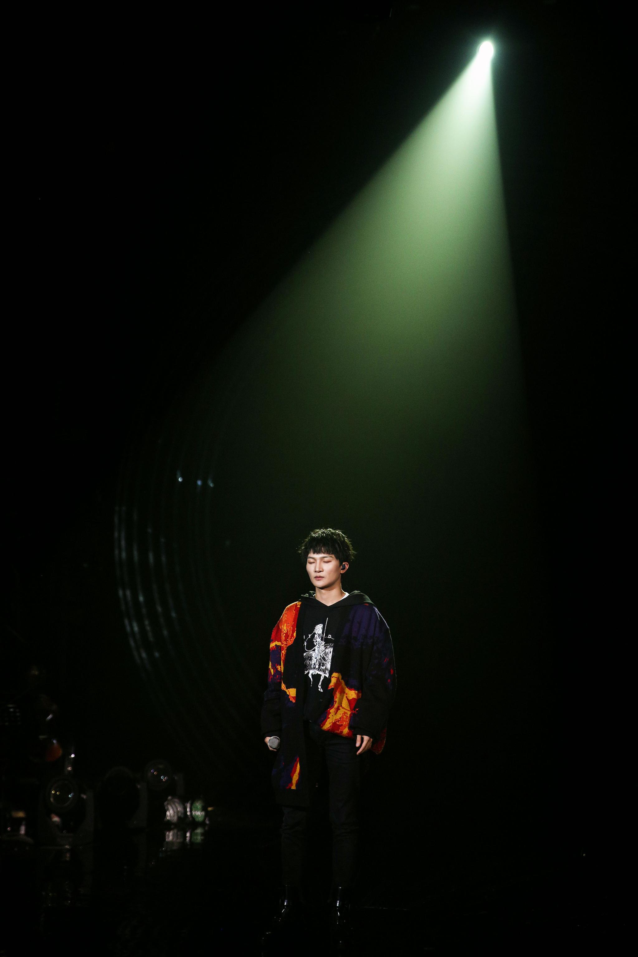 周深中俄双语演绎美声唱腔 调皮跳脱变“周浅”