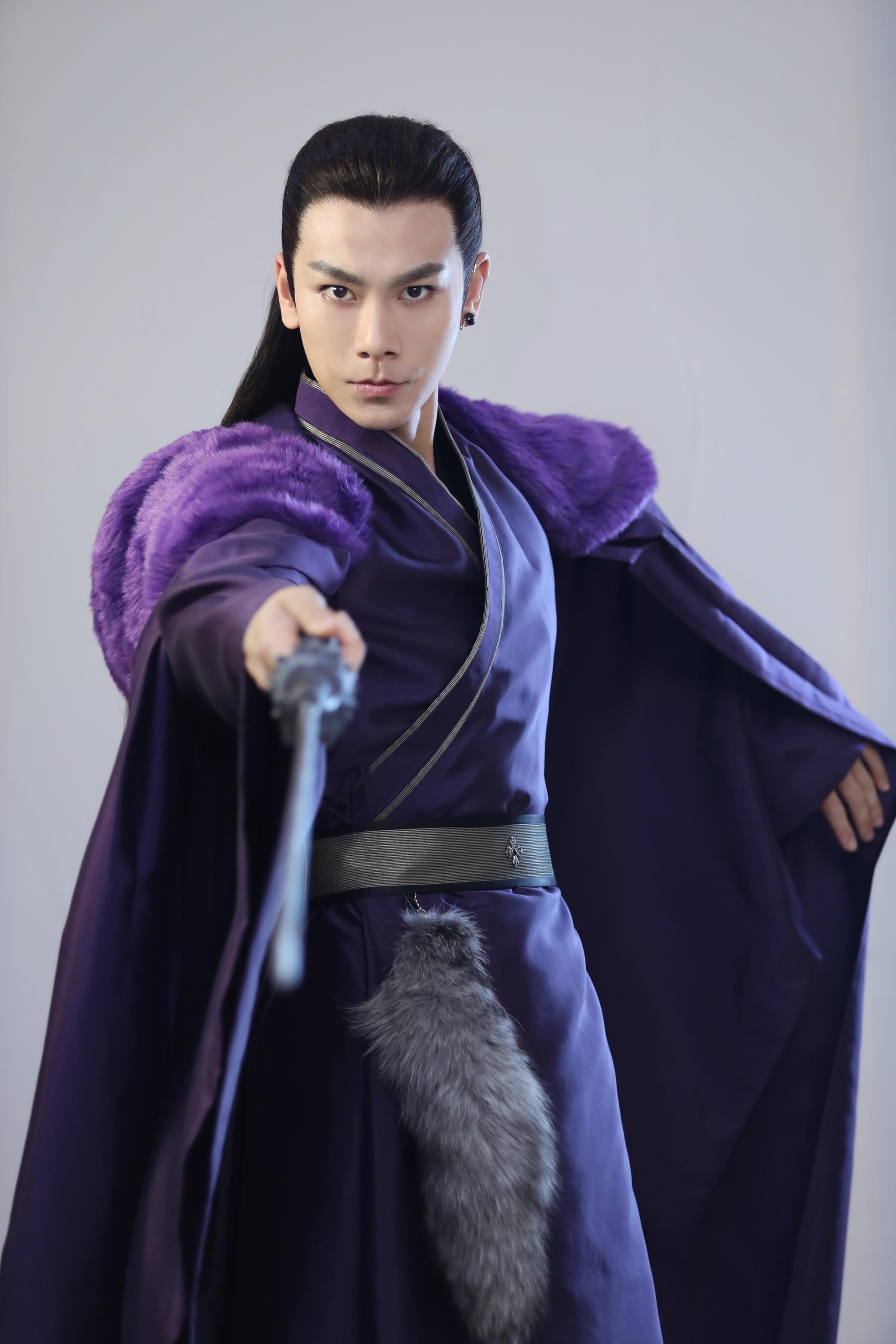 戴向宇在《三生三世枕上书》中所饰演的玄之魔君"聂初寅"酷爱收集皮毛