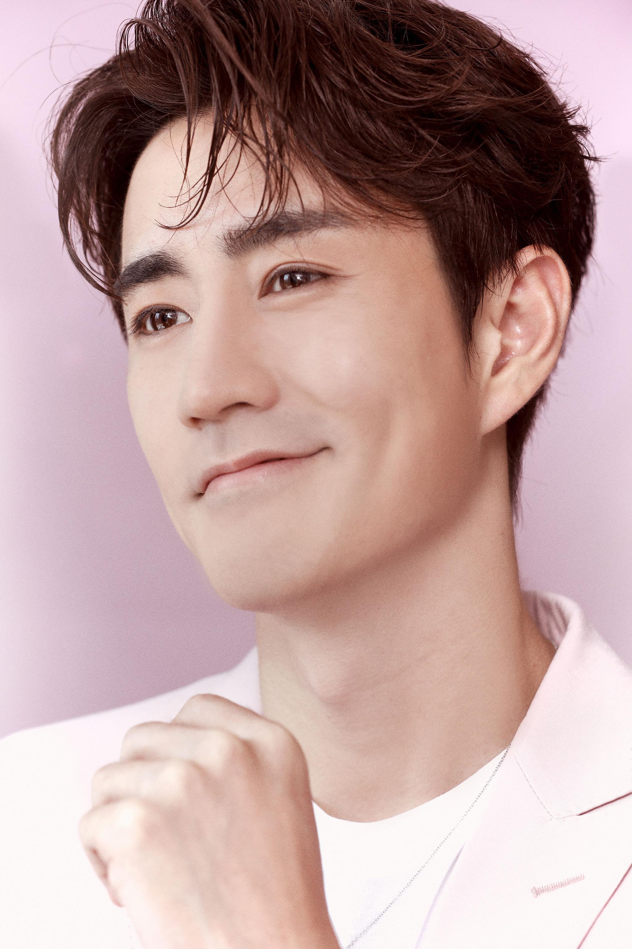 杨玏任品牌七夕大使 直播现场还原陈屿角色