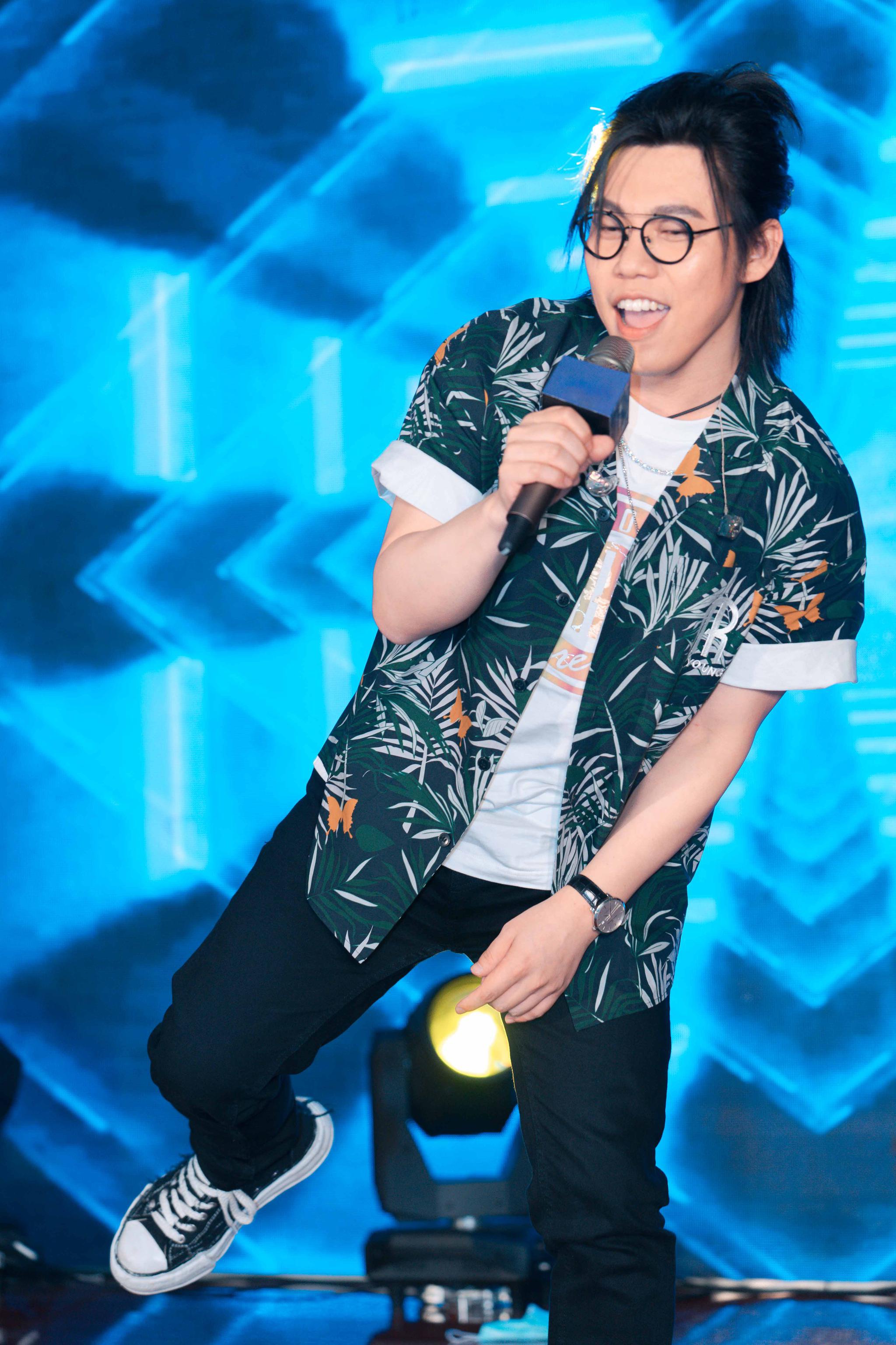 歌手李琦空降温州助阵好声音海选 寄语学员筑梦之路