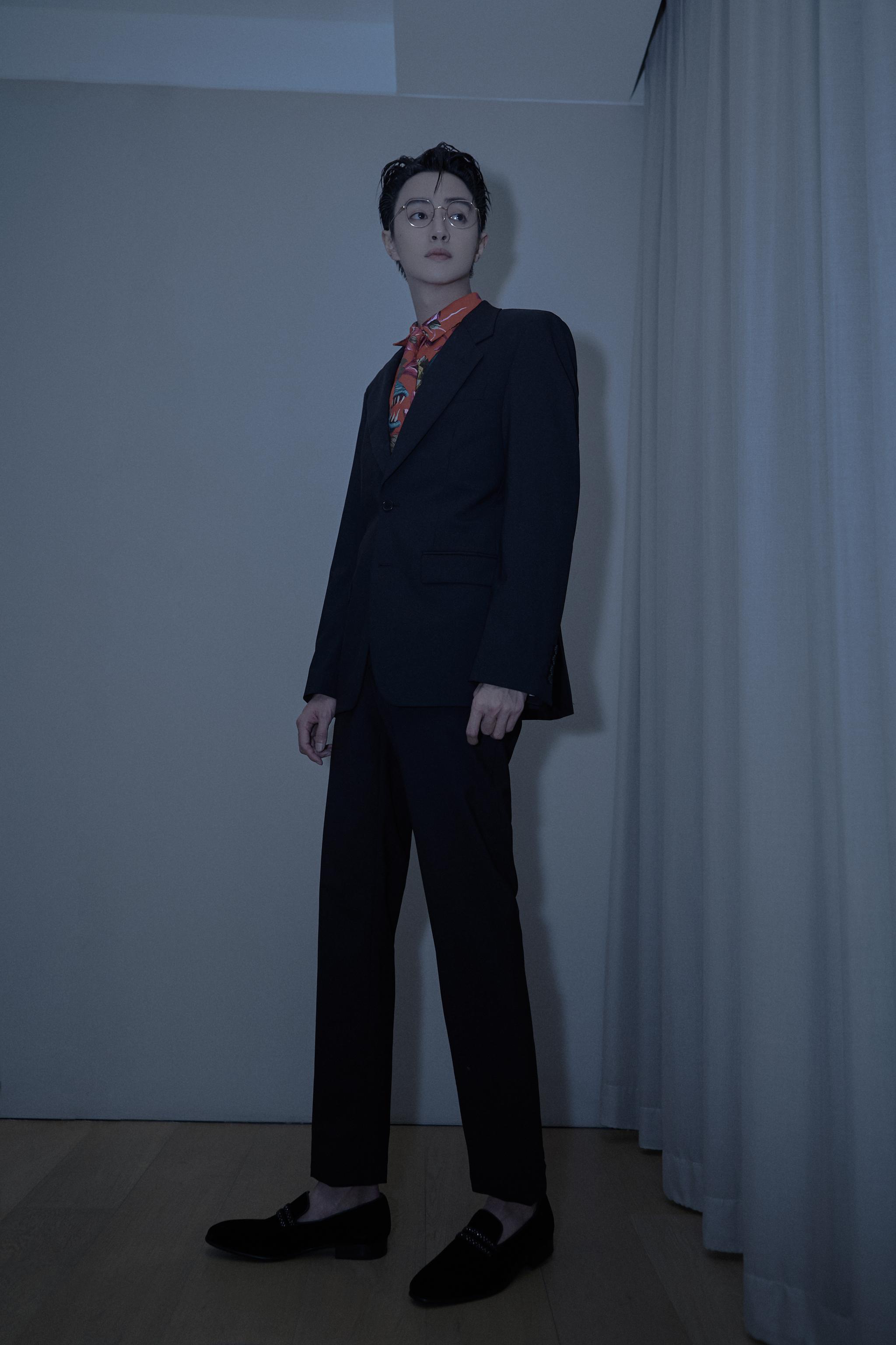 官鸿黑色西装温润雅致彰显少年独特气质