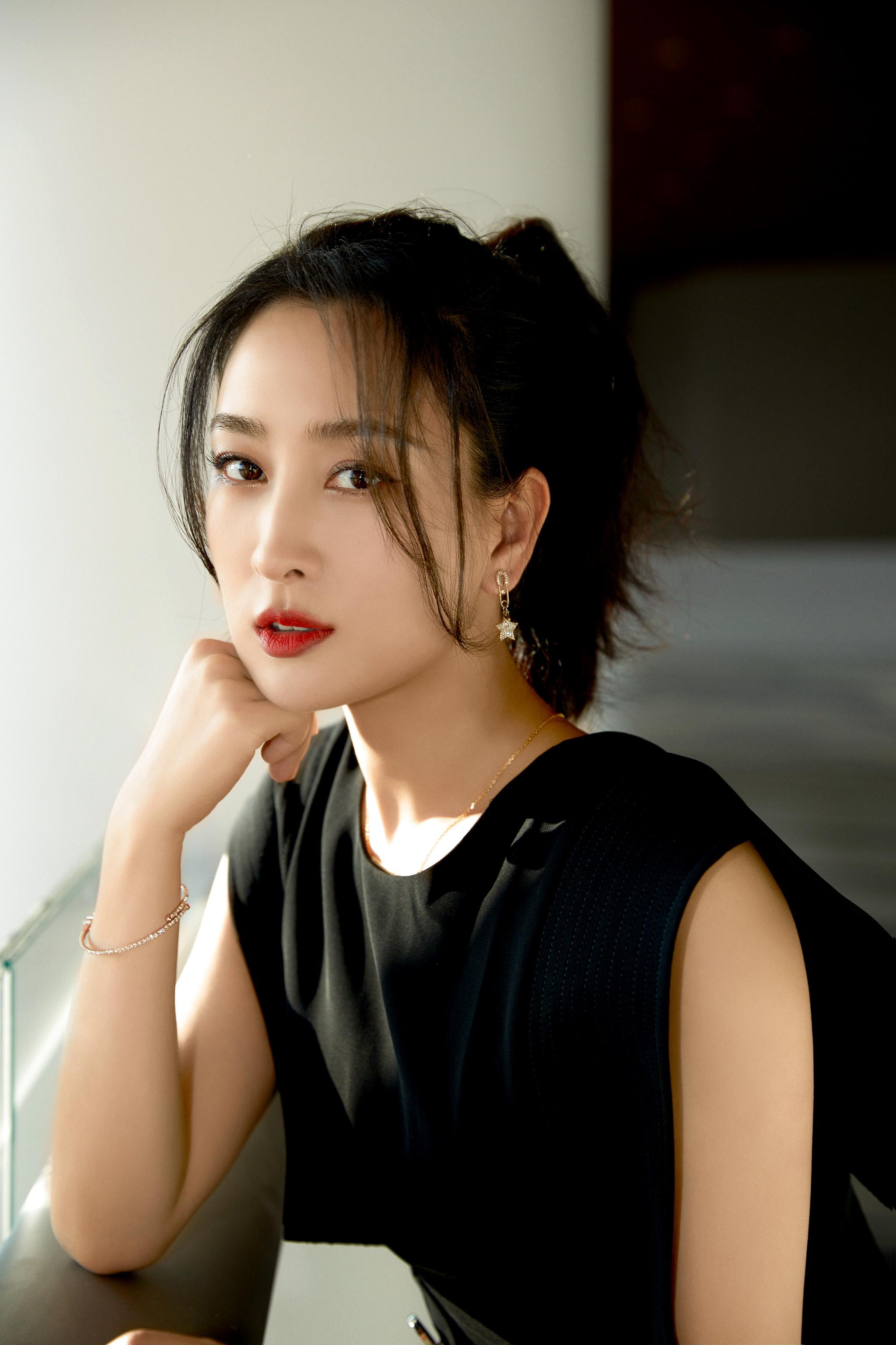 当晚,马苏以一袭复古黑裙搭配率性高马尾发型,金色高跟鞋与星钻耳饰