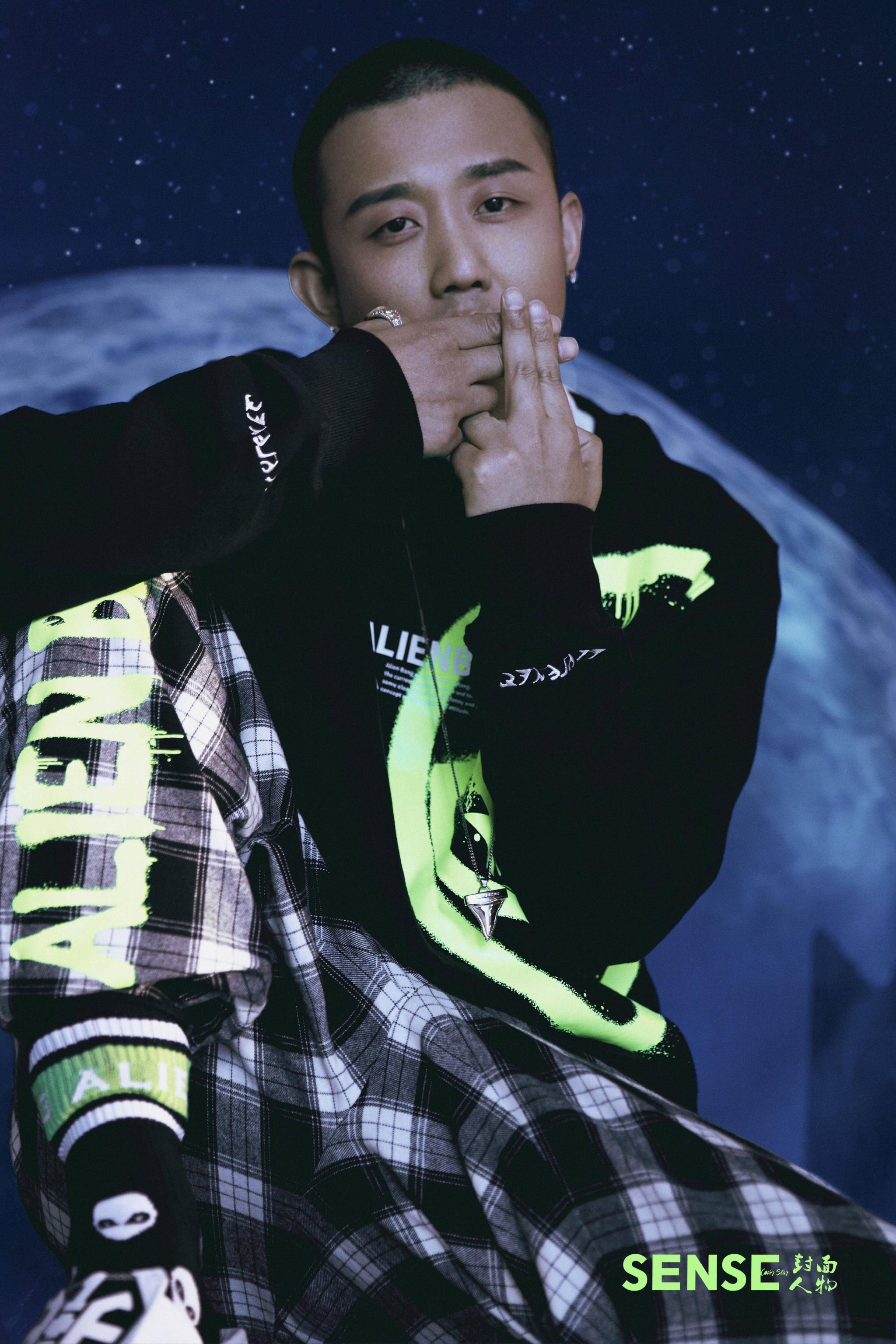 说唱歌手周延gai身穿潮牌alienbang拍摄封面大片酷帅有型