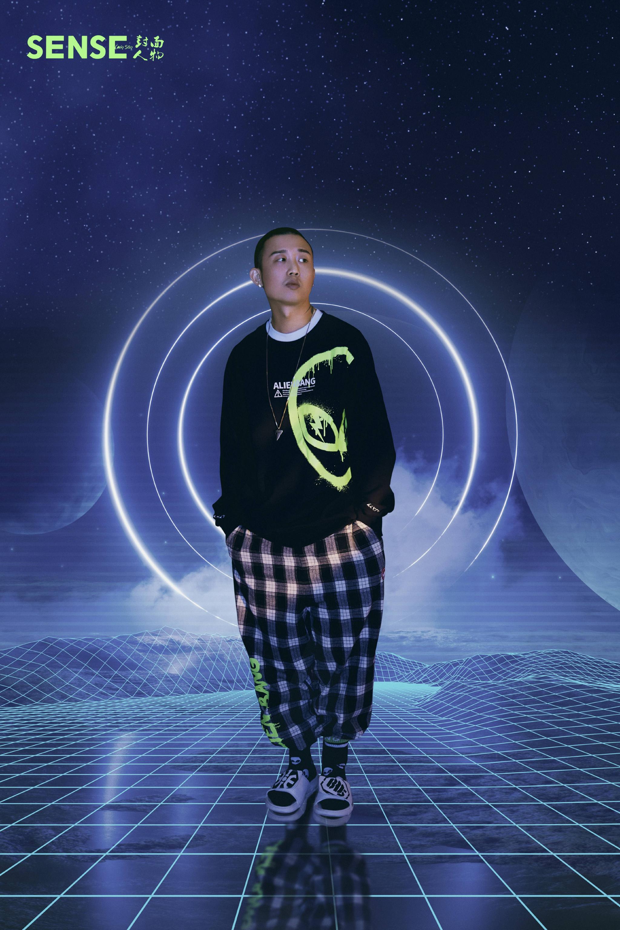 说唱歌手周延gai身穿潮牌alienbang拍摄封面大片酷帅有型