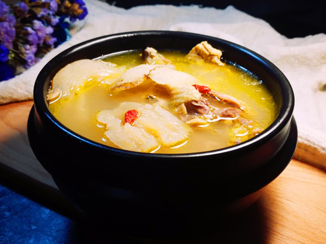 产妇月子期间喝母鸡汤还是公鸡汤?很多人喝错了,听听专家怎么说