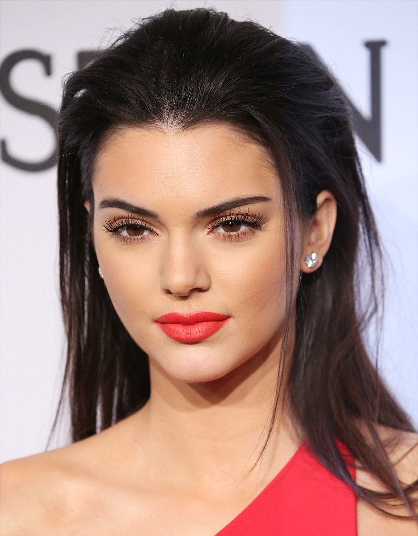 肯达尔·詹娜红裙出镜,美丽的容颜经得起近距离的拍摄_高清图集_新浪