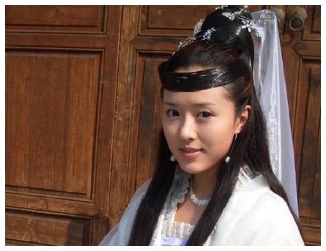 曾因出演《宝莲灯》嫦娥一炮而红,后来42岁气质不减魅力依旧