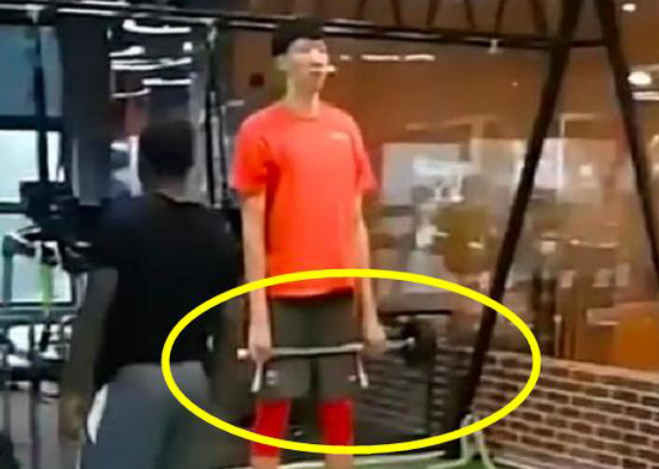 周琦举杠铃训练引网友热议,我想呼吁大家请给周琦更多尊重和理解