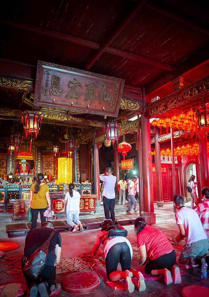 殿中央有坛,主祀道教灵宝派始祖葛玄,葛仙公身着宰相蟒袍,神形逼真