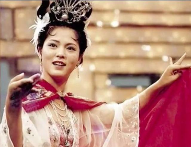 袁玫在黄梅戏剧团里,虽然一直在舞台上担任重要的角色,但是并不是女