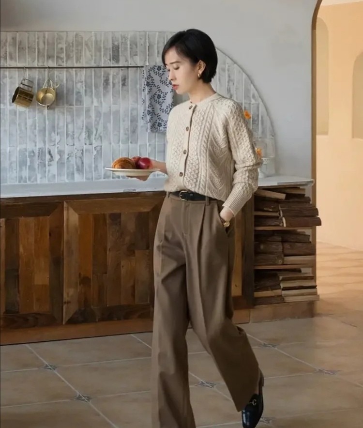 今春阔腿裤又流行起来配衬衫优雅搭针织衫减龄照着穿准没错
