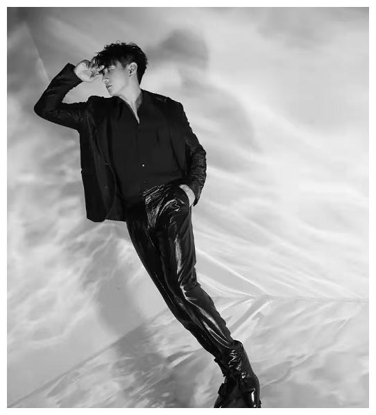 50岁吴奇隆最新大片曝光!穿皮裤狂凹姿势秀长腿,跟刘诗诗超配