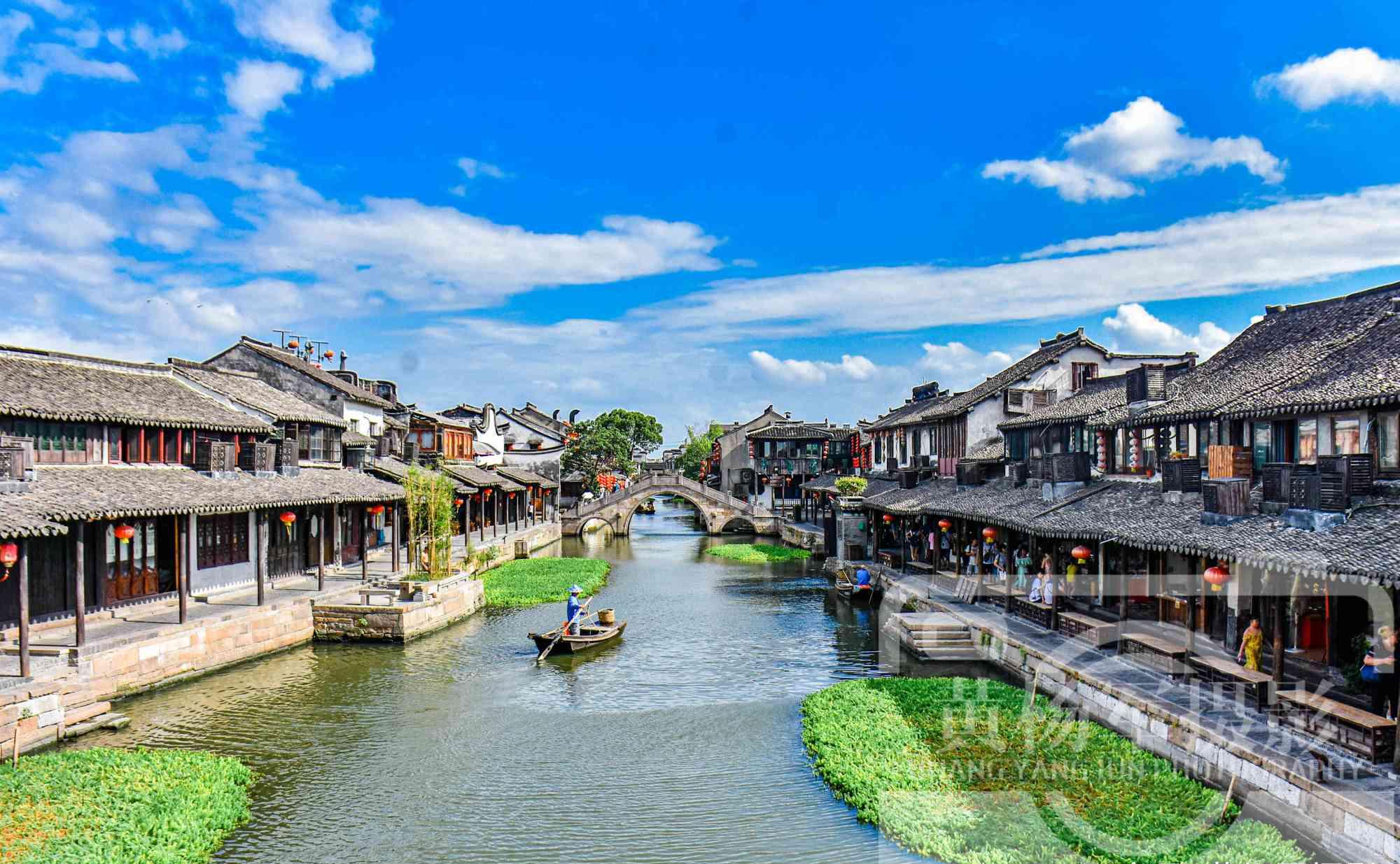 嘉兴嘉善县西滩古镇蓝天白云下的千年古镇江南如画美丽的水乡