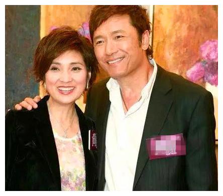 62岁苗侨伟与58岁戚美珍,结婚30年仍恩爱如初,令人羡慕