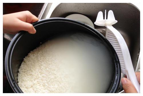 做饭洗米也有大学问,清洗次数不对,难怪煮出来的米饭不够香软
