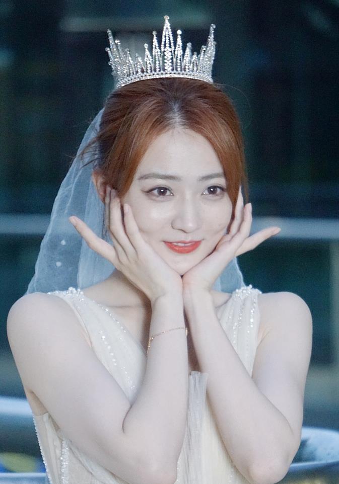 徐璐穿婚纱拍戏超浪漫 见镜头可爱比剪刀手