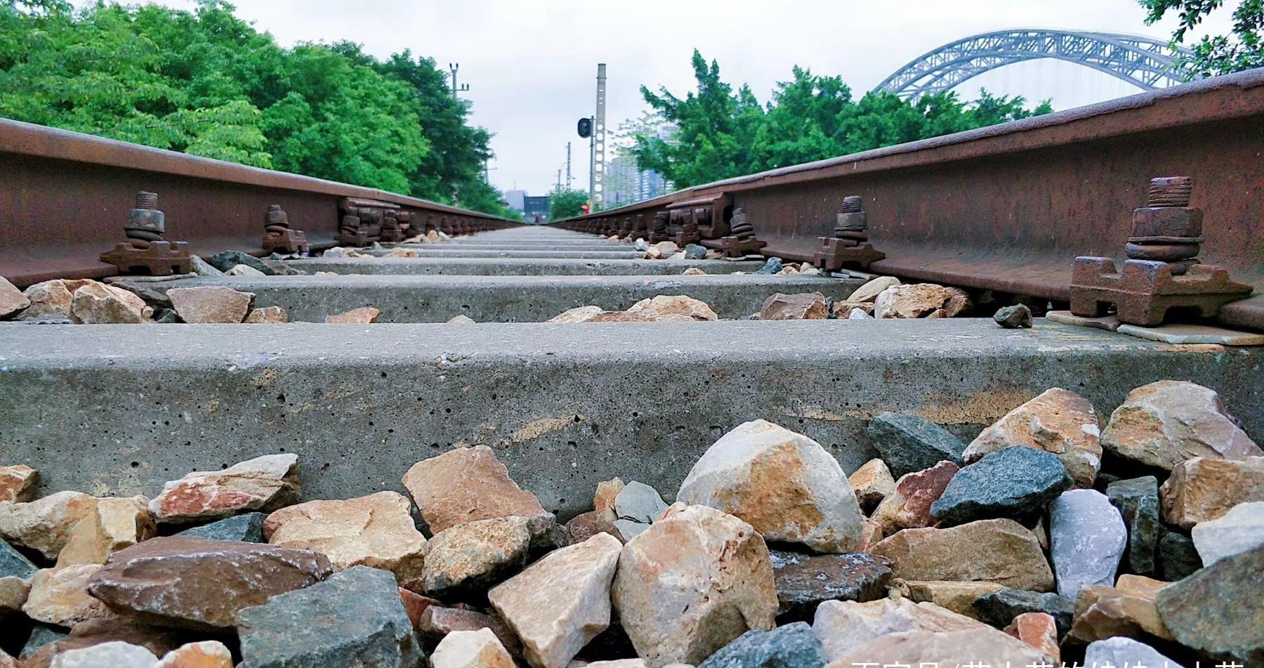 发现南宁江南区有2个废旧铁路地址,一个在公园,一个在邕江边上