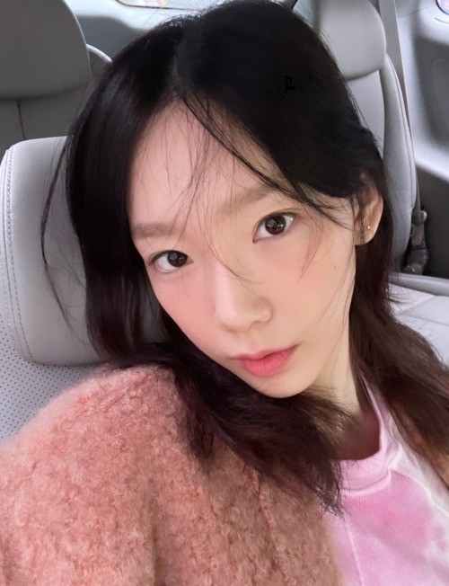 少女时代泰妍晒自拍淡妆皮肤姣好