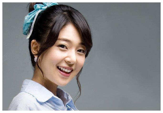 白珍熙与尹贤敏恋爱4年15岁凭清纯外貌入行出演短腿的反击走红