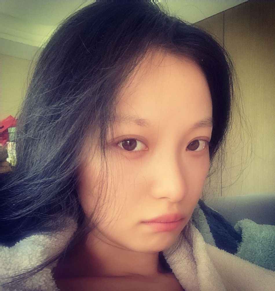 倪妮晒素颜自拍眉毛消失 同框玩偶表情"很生气"
