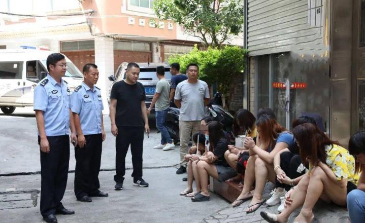 广西警方查获43名涉黄人员,嫌疑人排长队被押解