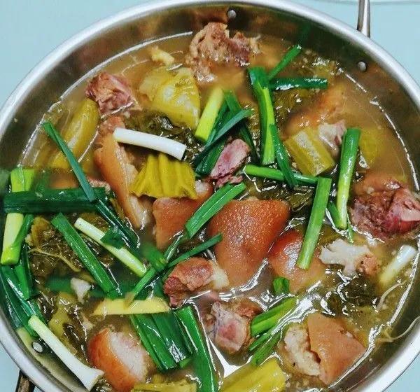 你会做好吃不腻的酸菜蹄髈吗?不会,我教你