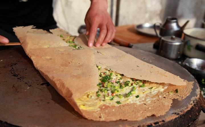 小哥推车卖豪华煎饼,食客们早起排队也要买,老板:大家奔配菜来