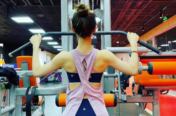 章泽天晒健身照天鹅颈蝴蝶背惹人爱难怪被刘强东宠成宝