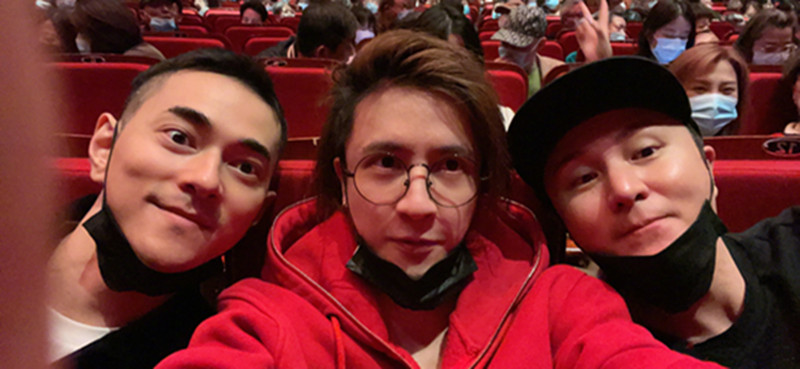 久违同框!薛之谦与朱桢李晨合影照曝光,哥仨儿相聚看电影