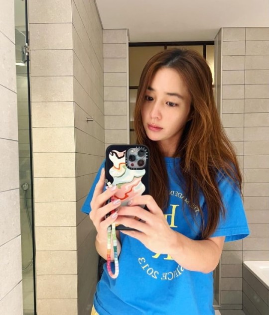 韩国女艺人李珉廷SNS发照 素颜自拍状态好