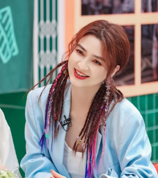 54岁陈法蓉近况曝光，一脸冻龄颜值回春，自曝视王晶为伯乐休闲区蓝鸢梦想 - Www.slyday.coM